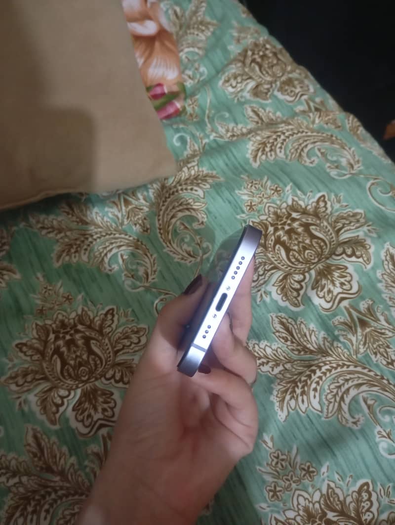 Apple iPhone 12 4