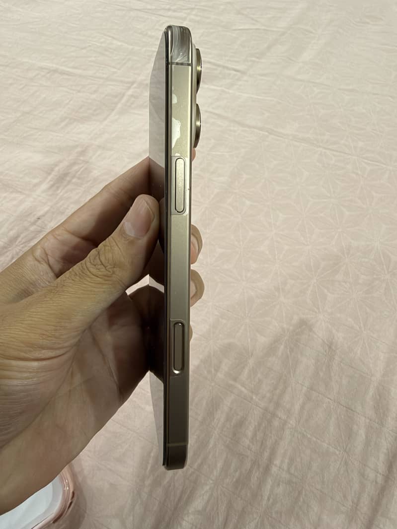 Apple iPhone 16 Pro Max 1