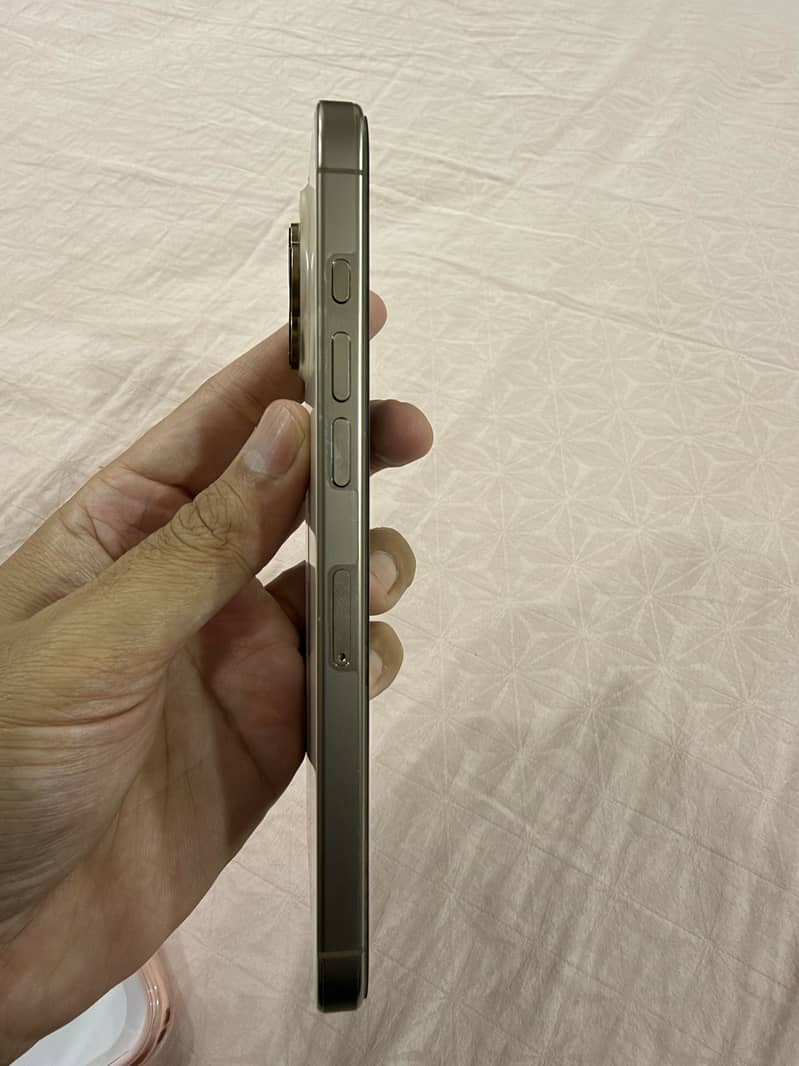 Apple iPhone 16 Pro Max 2