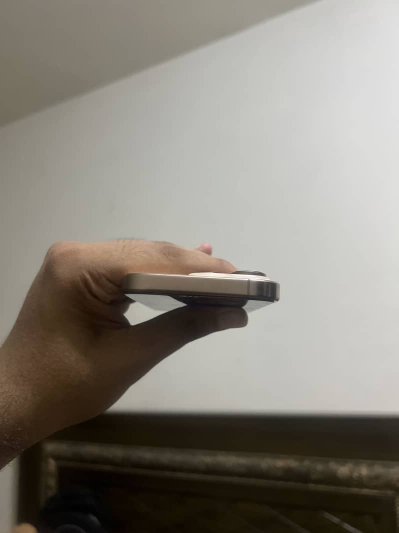 Apple iPhone 16 Pro 0