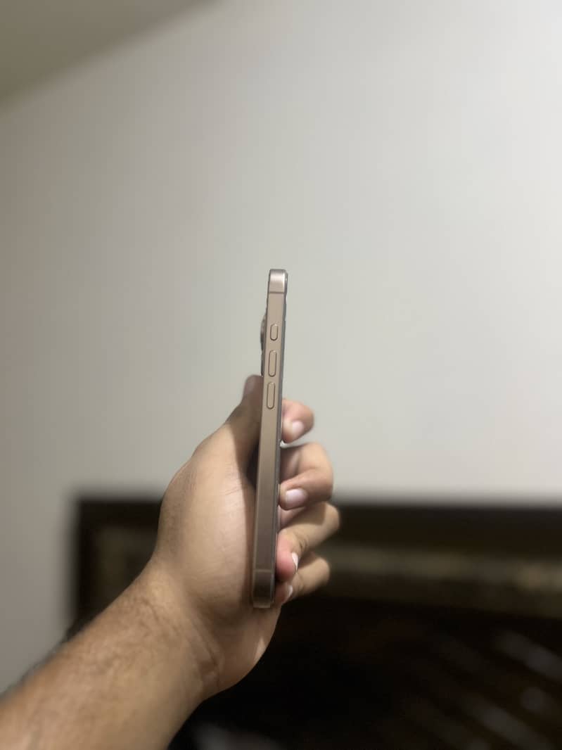 Apple iPhone 16 Pro 2