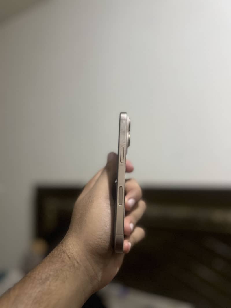 Apple iPhone 16 Pro 3