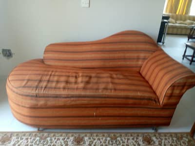 DEWAN MADE FROM PREMIUM WOOD AND CUSHONING