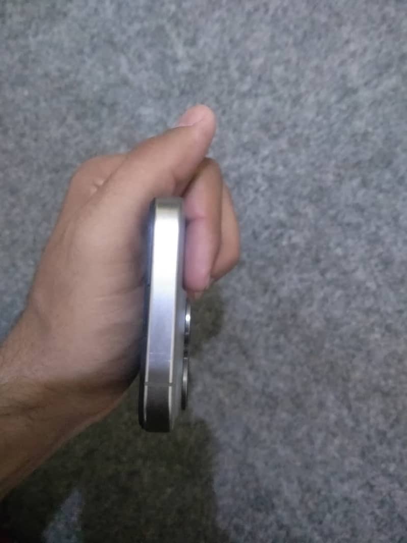 Apple iPhone 15 Pro 4