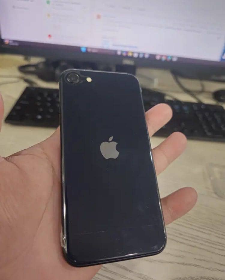 Apple iPhone se 3rd generation 3