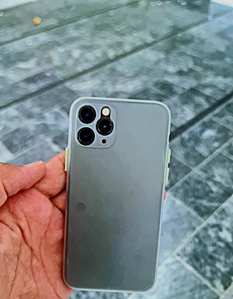 Apple iPhone 11 Pro 4