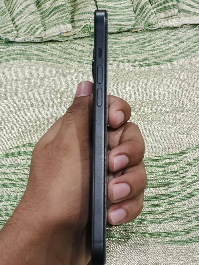 Apple iPhone 15 plus 6