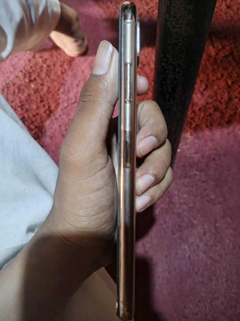 Apple iPhone XS Max 3