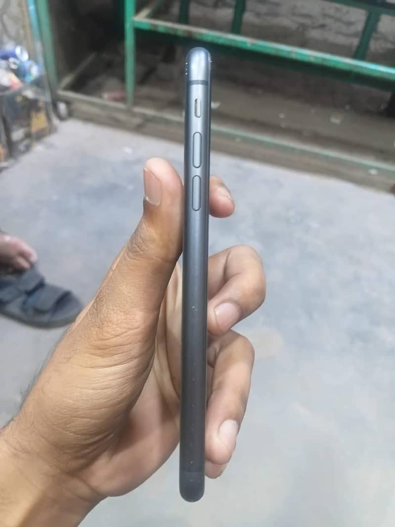 Apple iPhone 11 3