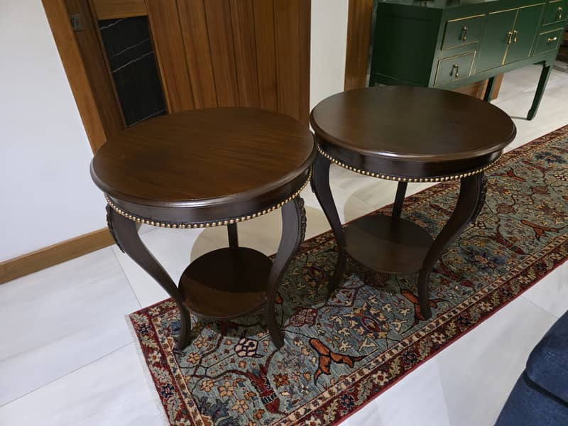 Elegant antique-style wooden coffee table, Classic round side tables 2 2