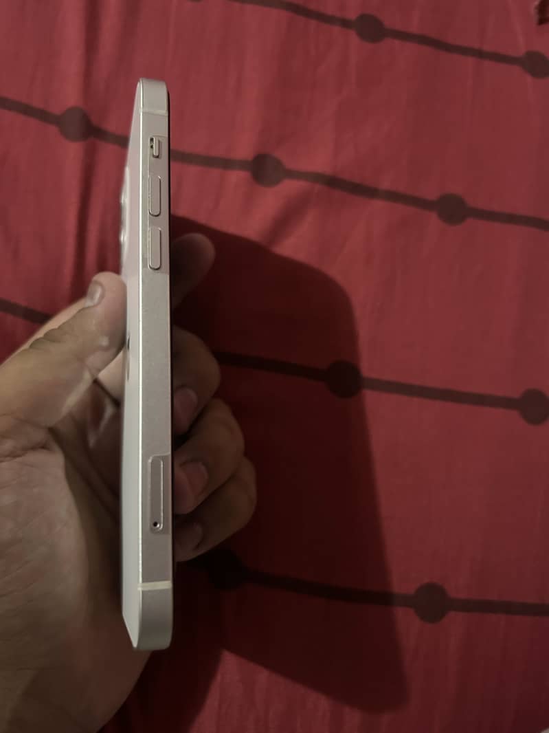 Apple iPhone 12 4