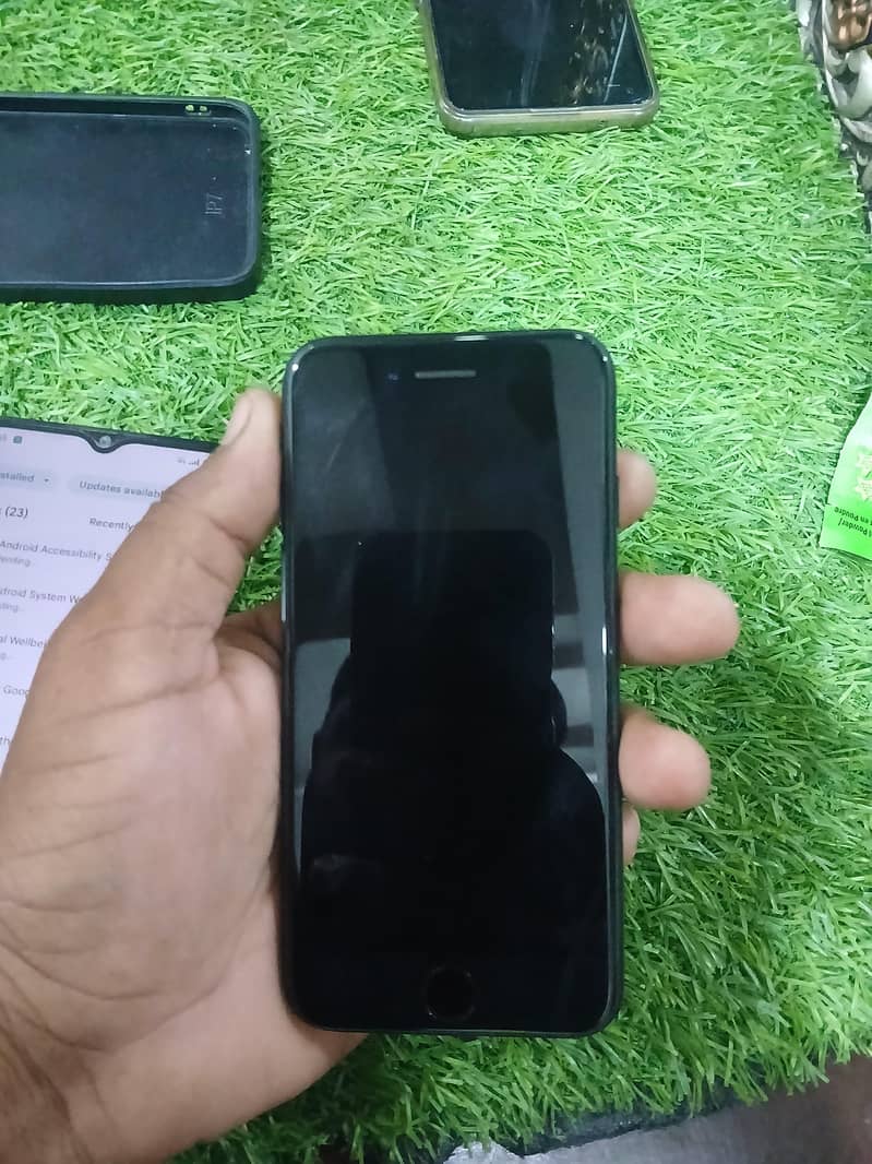 Apple iPhone 7 1