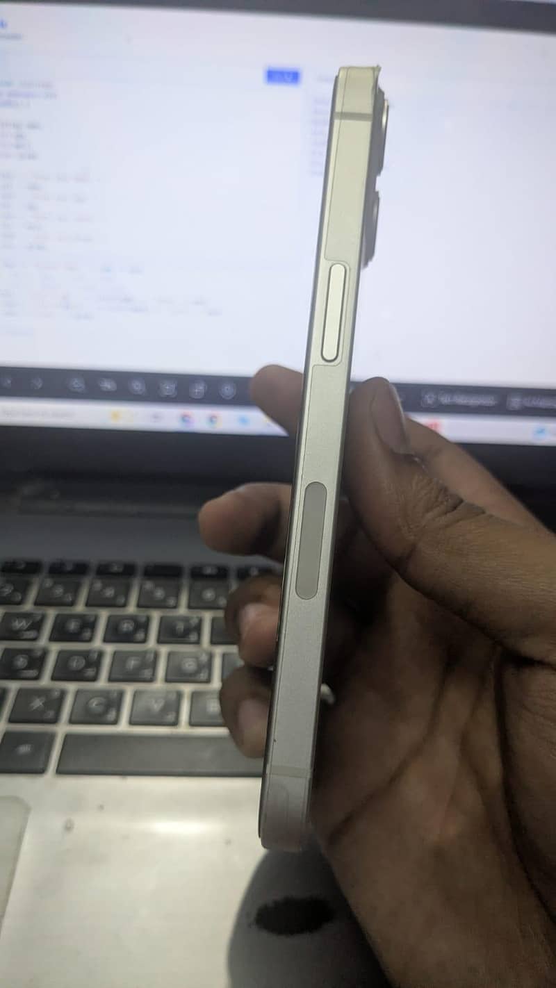 Apple iPhone 13 4