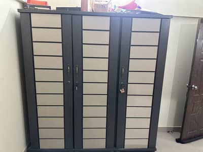 Luxury Bedroom Set for Sale   4 piece – Like New Condition