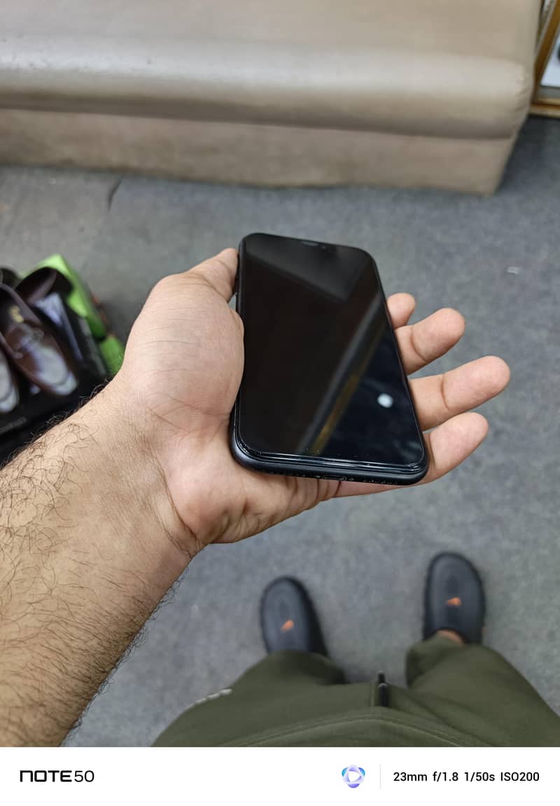 Apple iPhone 11 4
