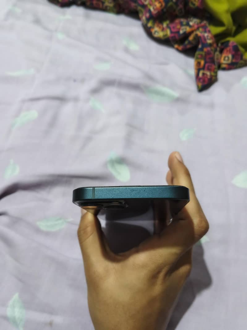 Apple iPhone 13 2