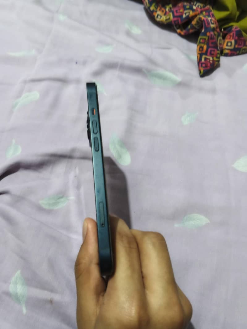 Apple iPhone 13 3