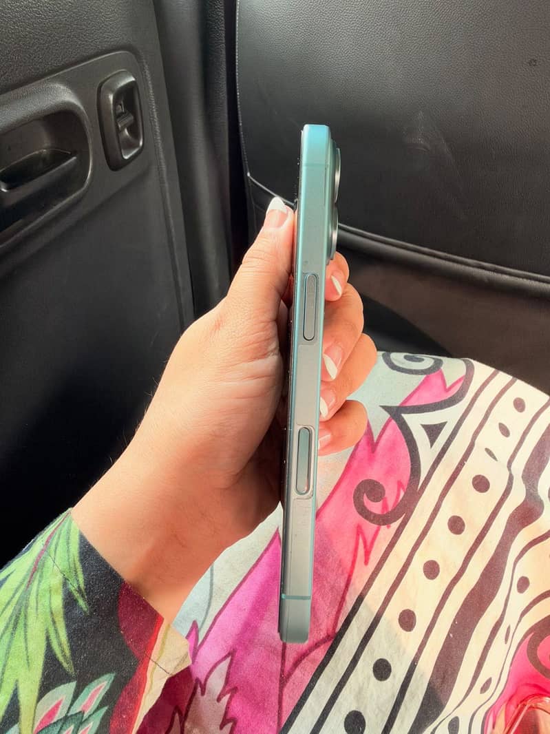 Apple iPhone 16 4