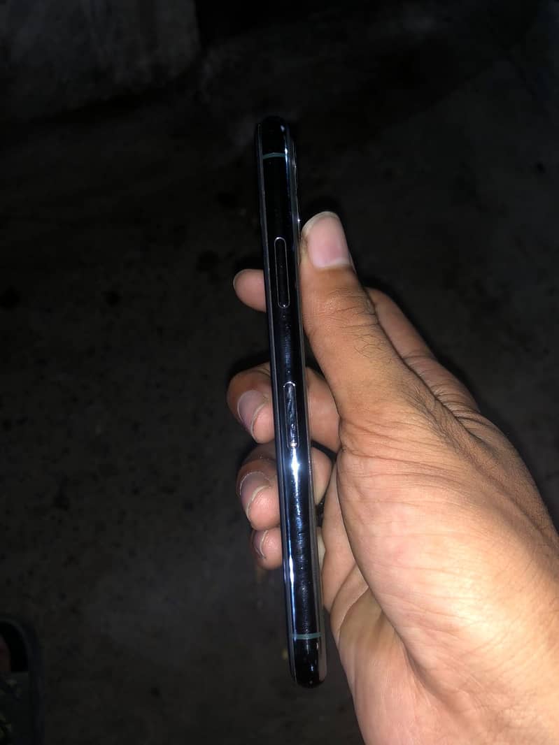 Apple iPhone 11 Pro 4