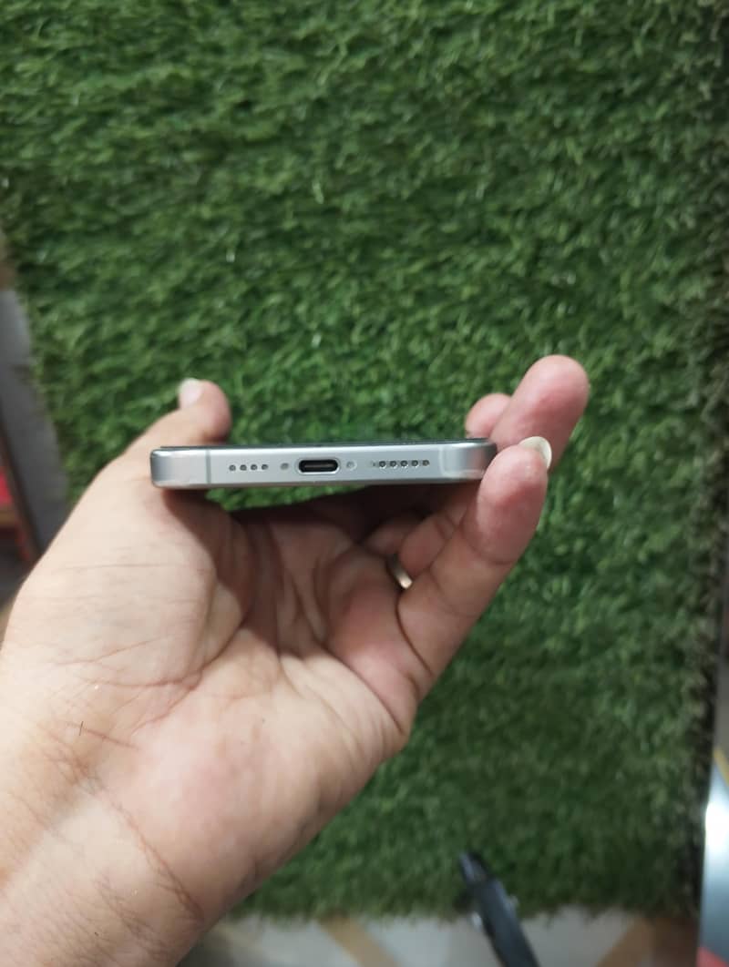 Apple iPhone 15 Pro Max 2