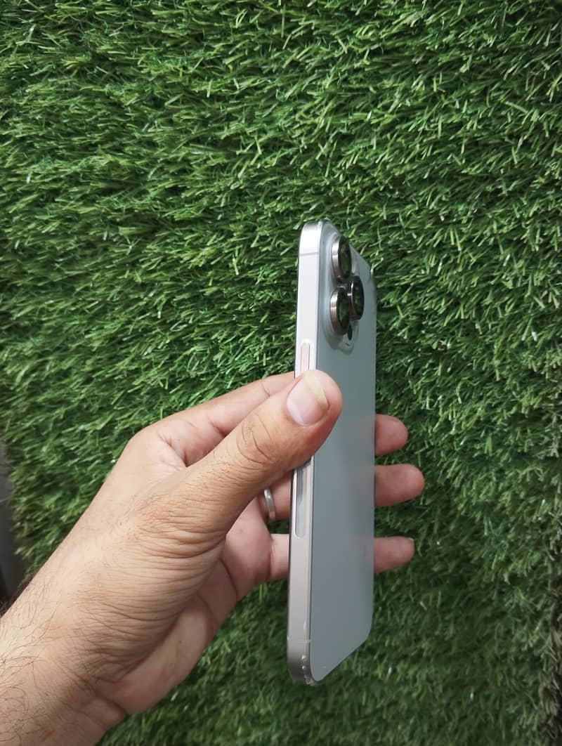 Apple iPhone 15 Pro Max 3