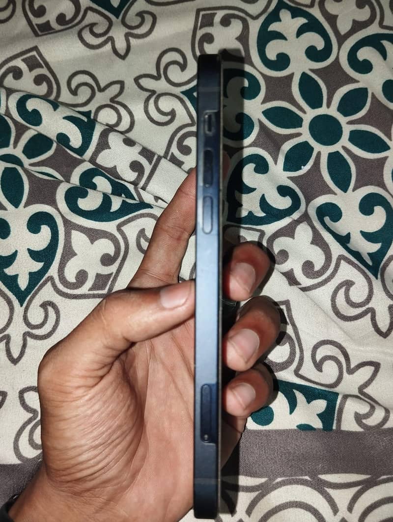 Apple iPhone 12 4