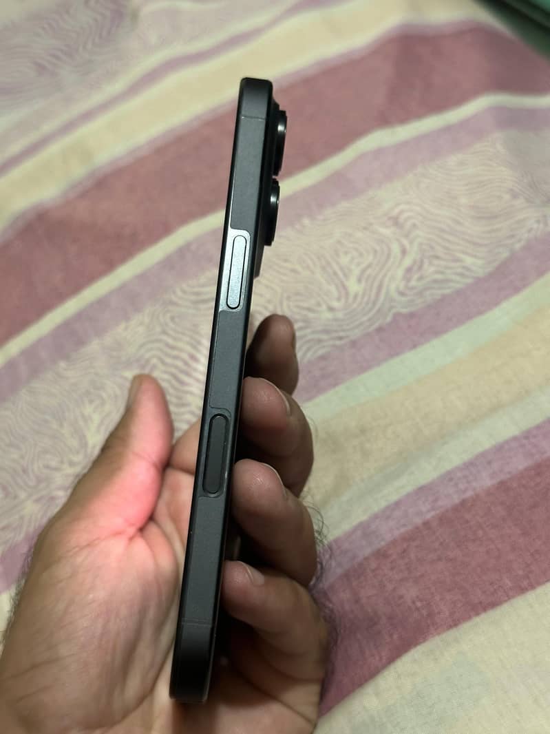Apple iPhone 16 Pro 3
