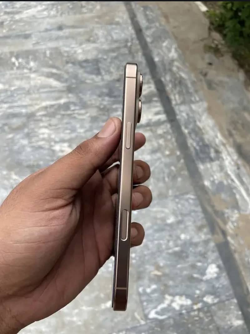 Apple iPhone 16 Pro Max 3