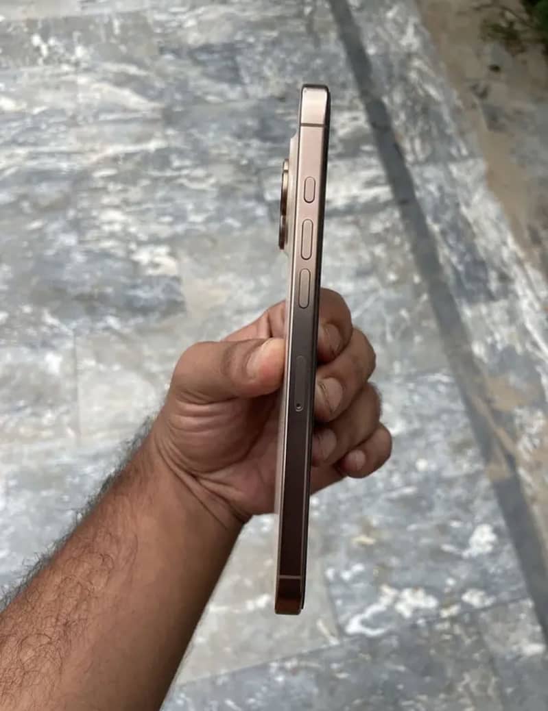 Apple iPhone 16 Pro Max 4