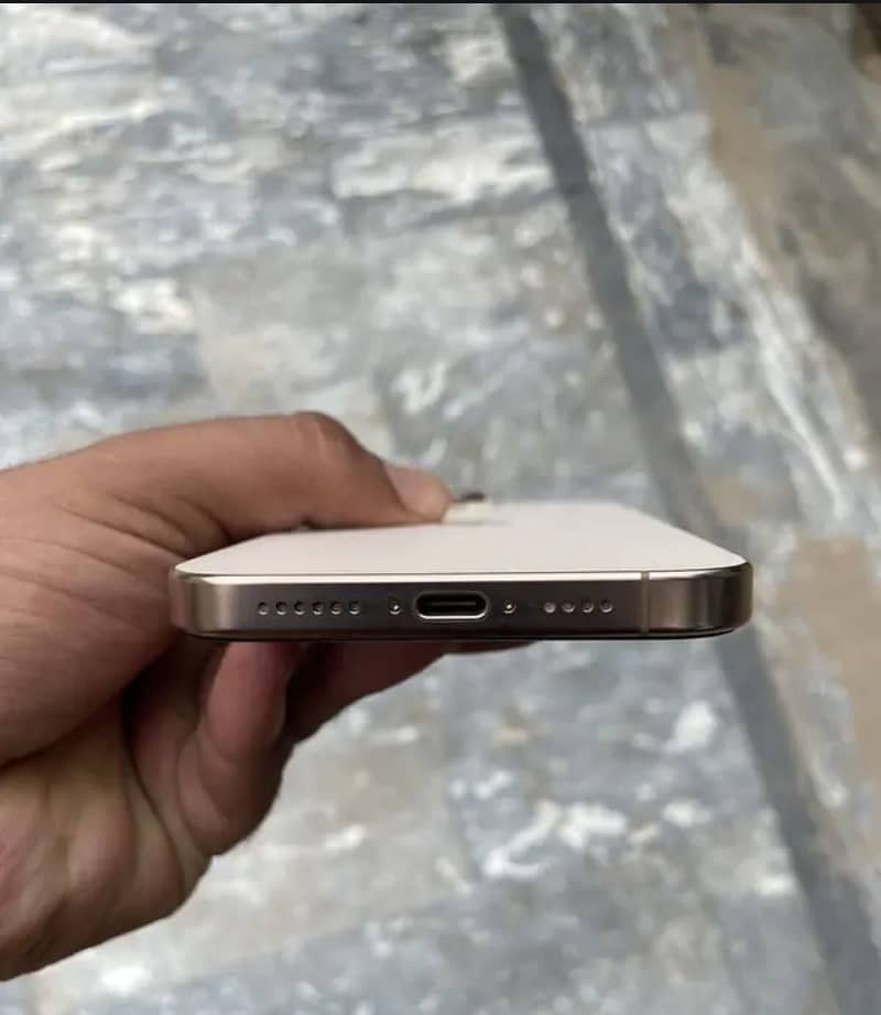 Apple iPhone 16 Pro Max 5