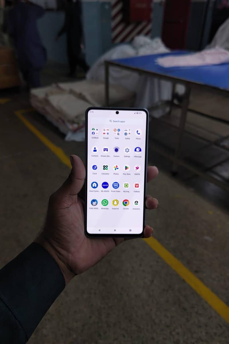 Sharp Aquos R8s pro 0