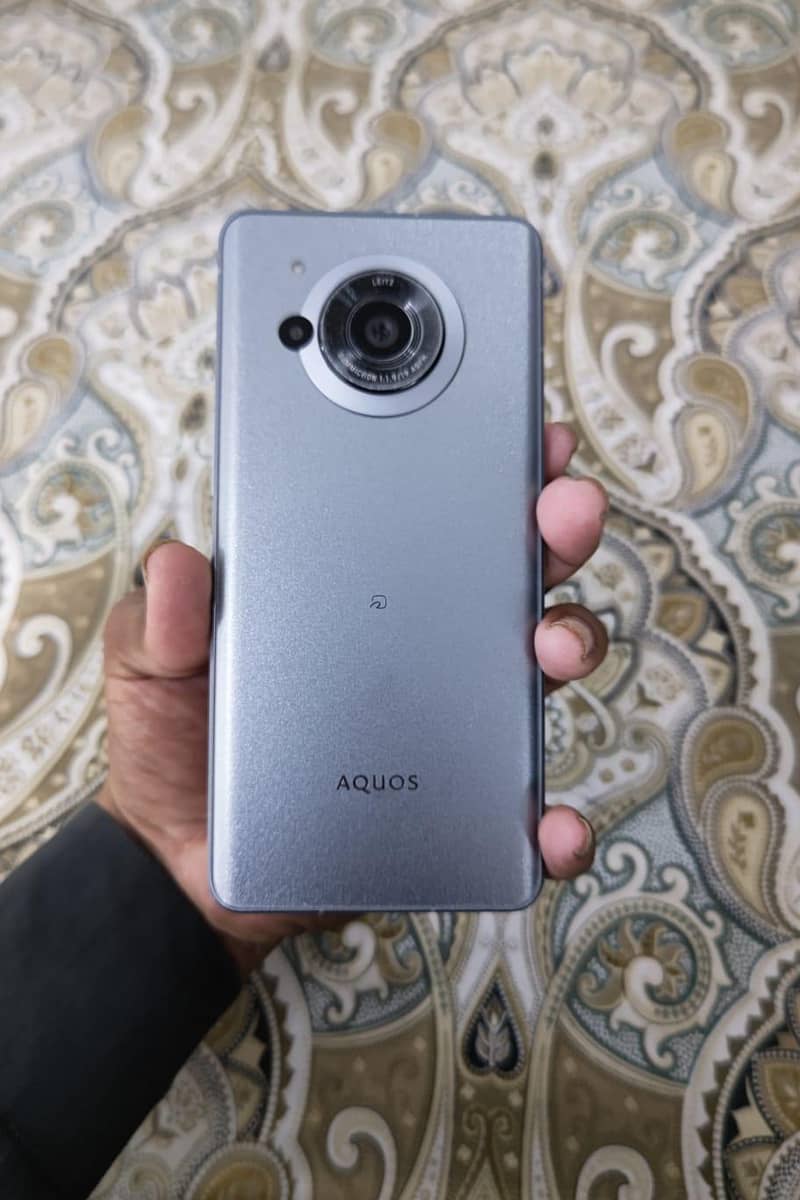 Sharp Aquos R8s pro 2