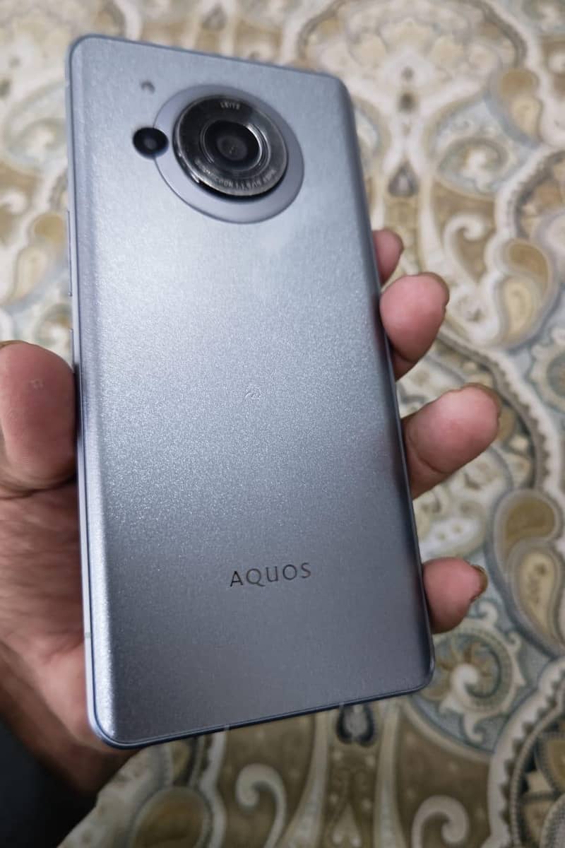 Sharp Aquos R8s pro 3