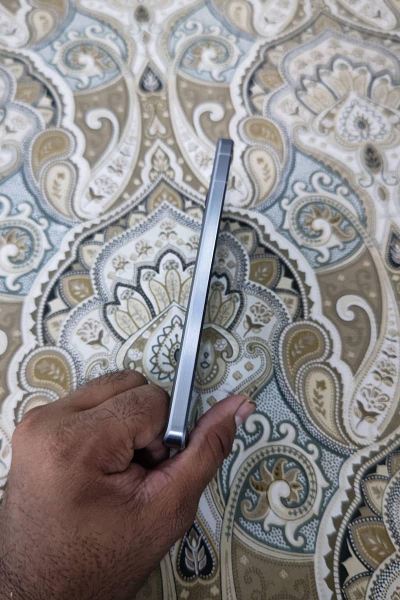 Sharp Aquos R8s pro 4