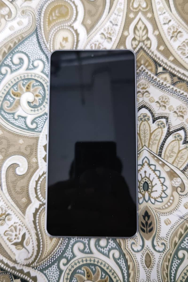 Sharp Aquos R8s pro 6