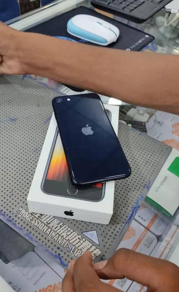 Apple iPhone SE 3 3