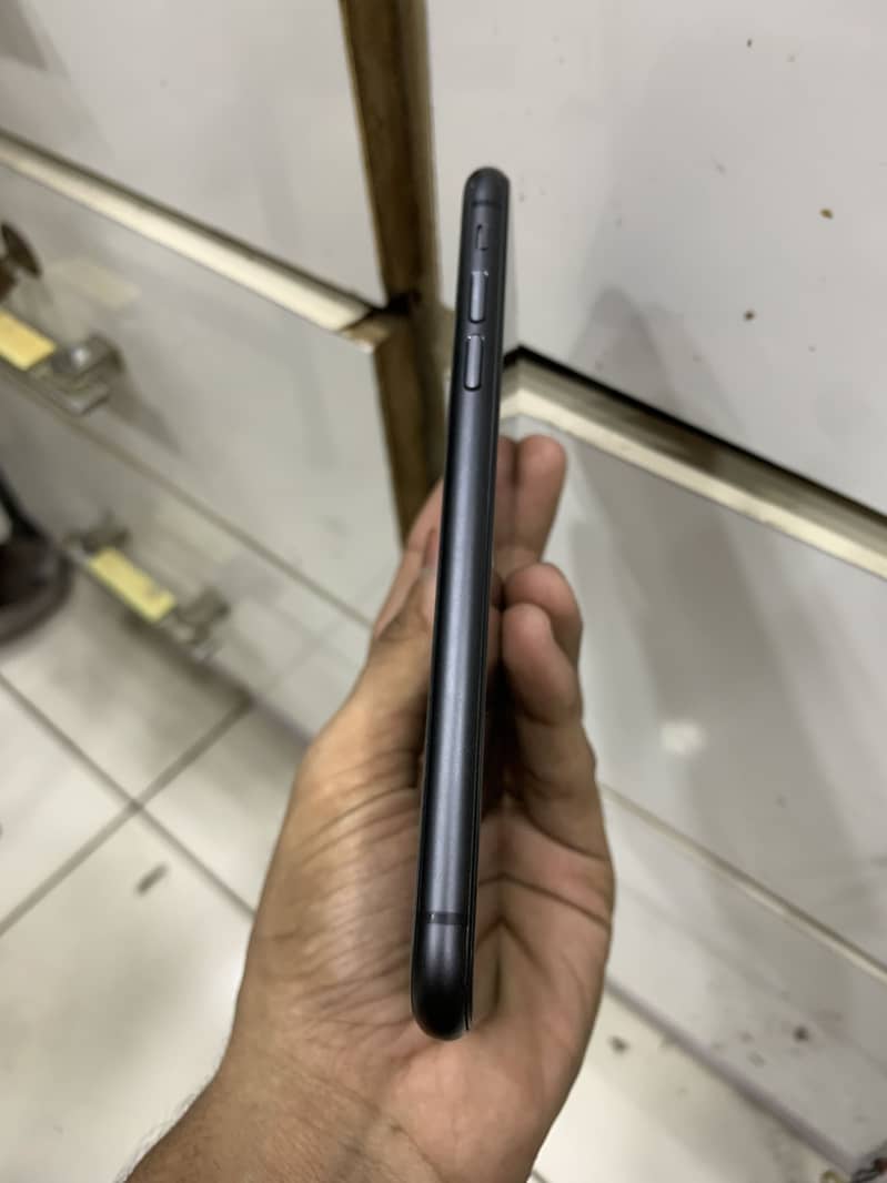 Apple iPhone 11 4