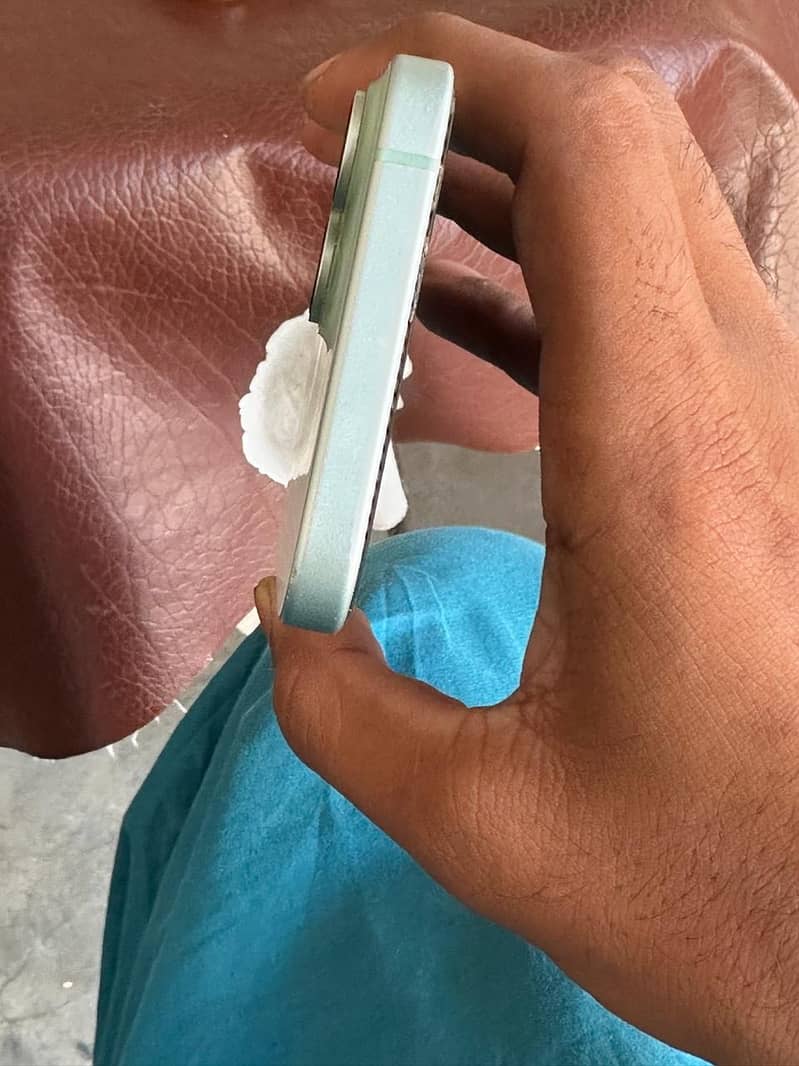 Apple iPhone 15 4