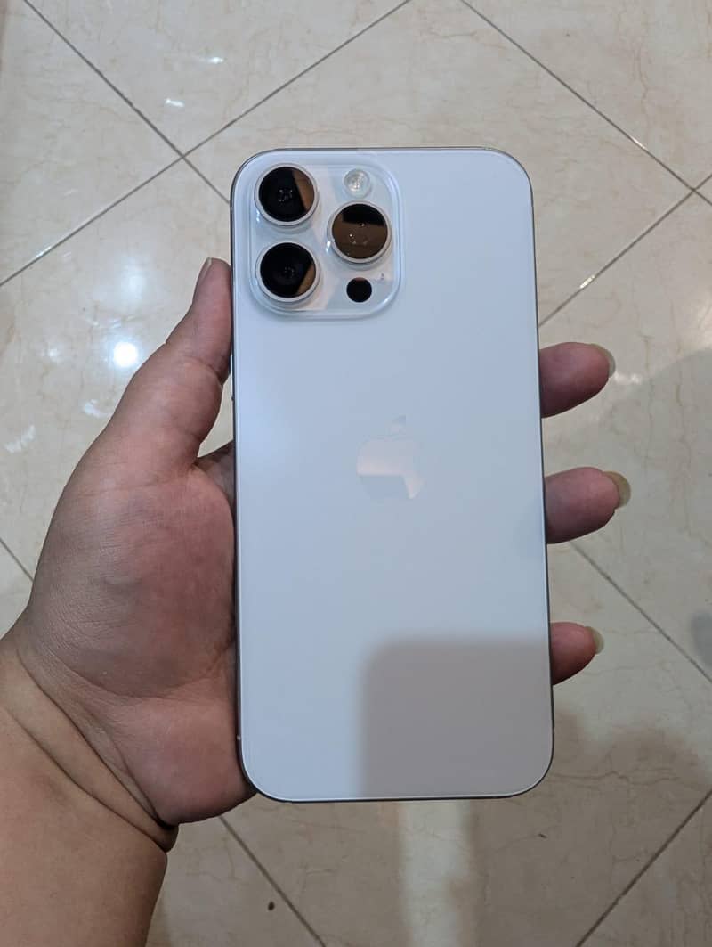 Apple iPhone 16 Pro Max 1
