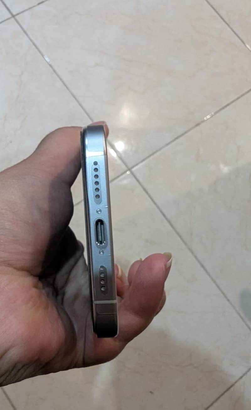 Apple iPhone 16 Pro Max 4