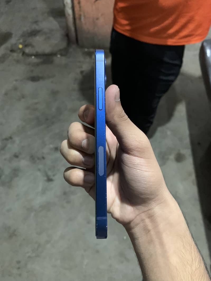 iPhone 12 4