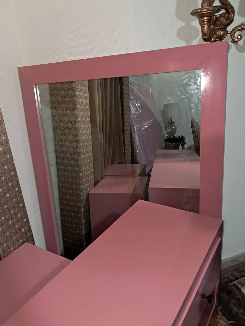 king size bed side tablet dracing 2