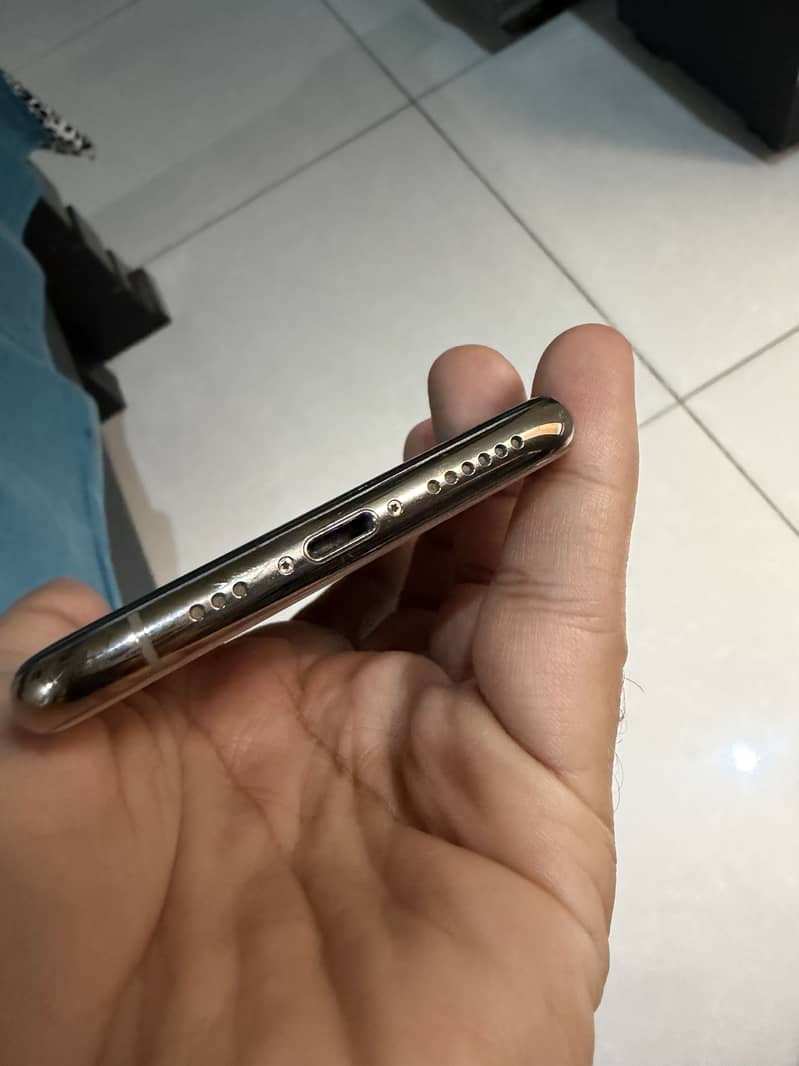 iPhone XS 3