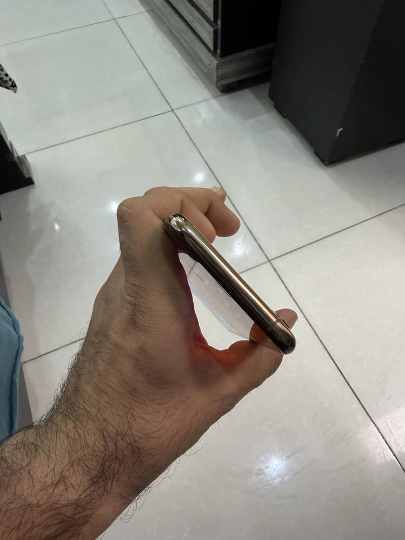 iPhone XS 4