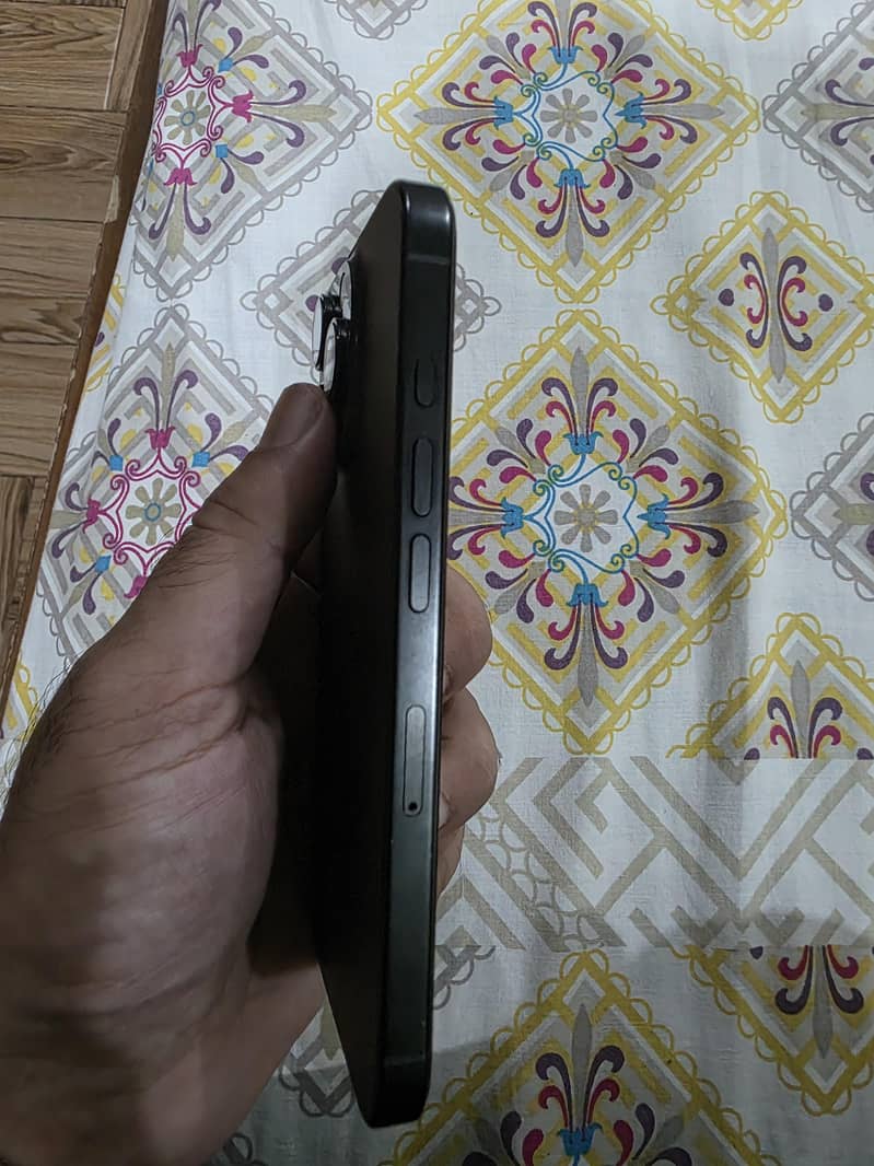 Apple iPhone 16 Pro 1