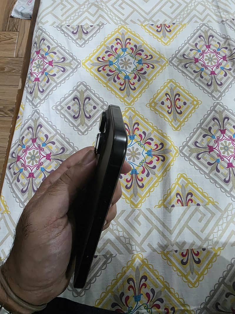 Apple iPhone 16 Pro 2