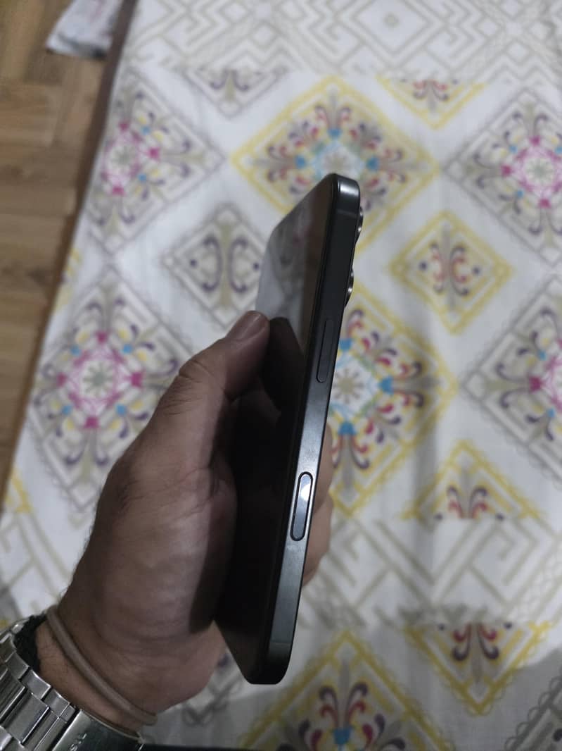Apple iPhone 16 Pro 3