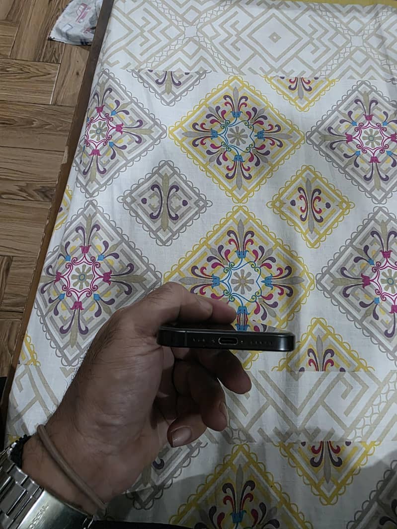 Apple iPhone 16 Pro 4
