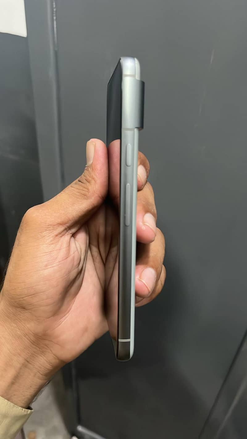 Google Pixel 8 4