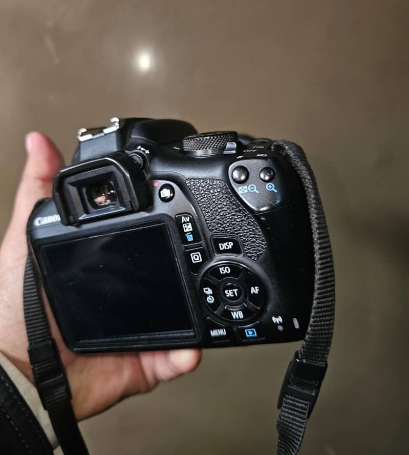 canon EOS 2000D 7